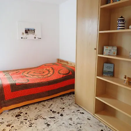 Strandnahes Mit Kleiner Gartenterrasse By Interhome