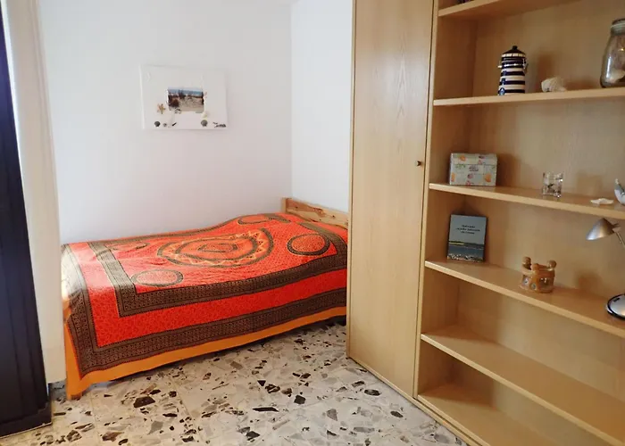 Strandnahes Mit Kleiner Gartenterrasse By Interhome